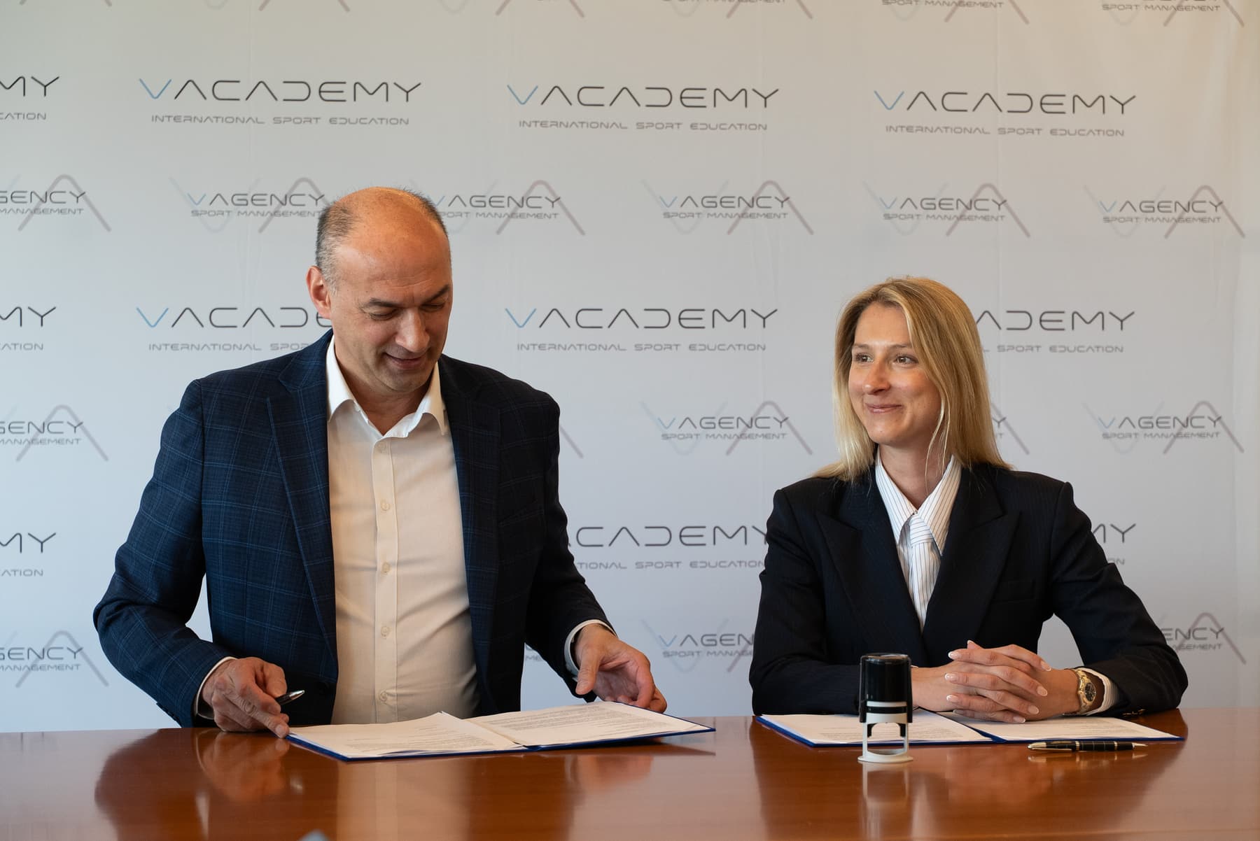 Megállapodás aláírása a V Academy arculati hátterénél