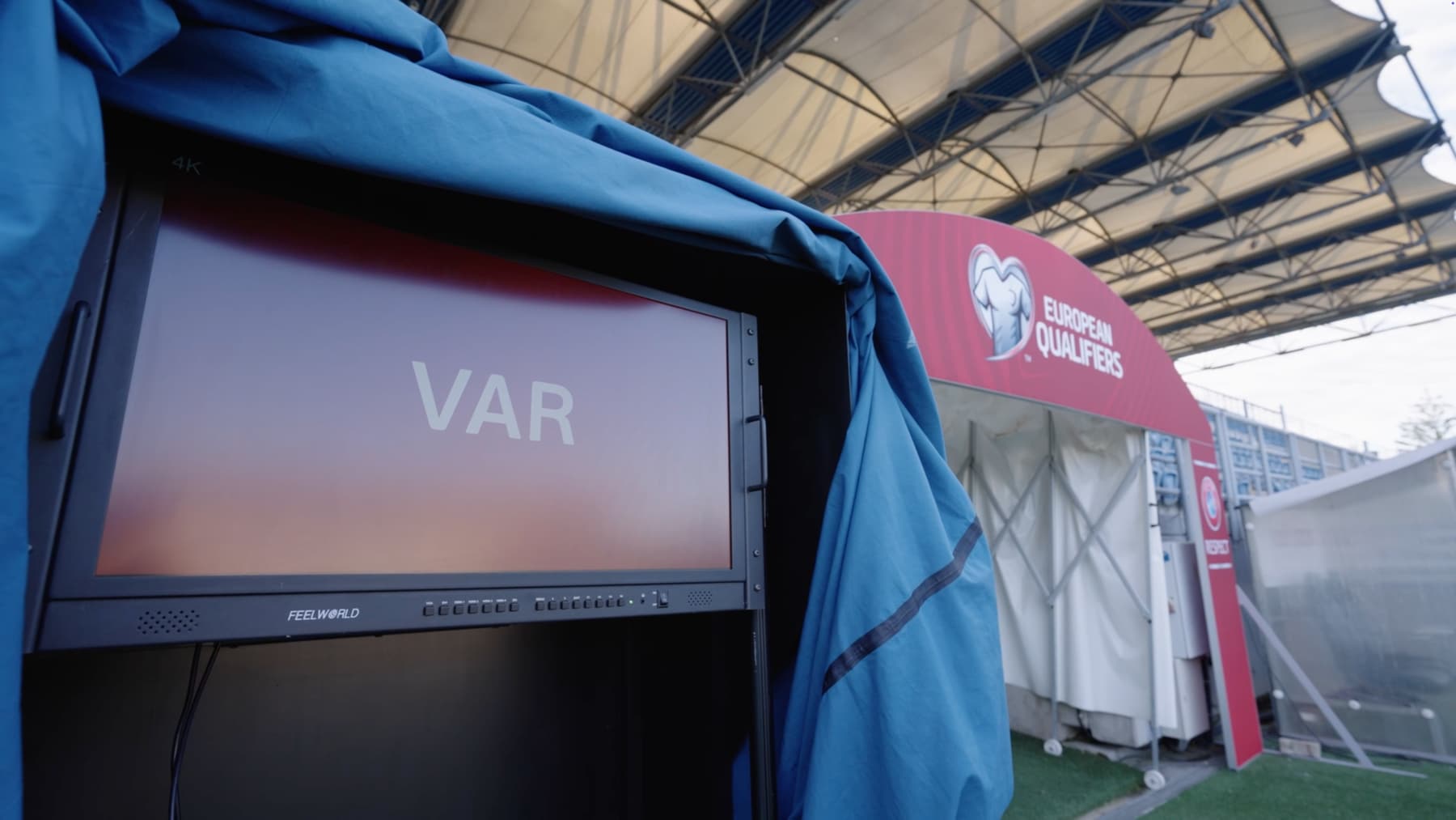 VAR-monitor a pálya mellett felállított sátorban